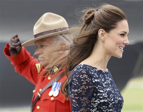 Why doesn t Canada leave the monarchy?