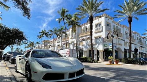 Why is Naples wealthy?