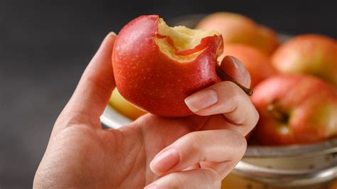 Why is it bad to eat unripe apple?
