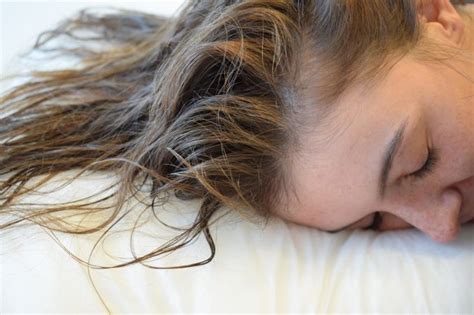 Why is it bad to sleep with wet hair?