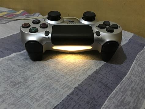 Why is my Dualshock 4 stuck on yellow light?
