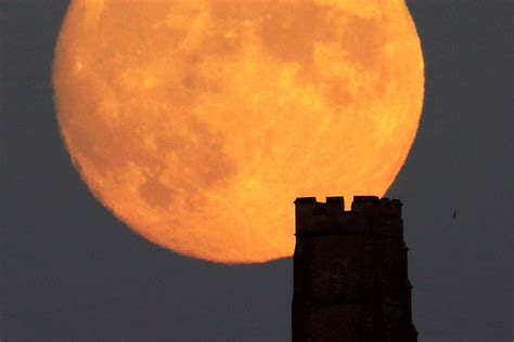Why is the moon orange tonight may 23 2023?