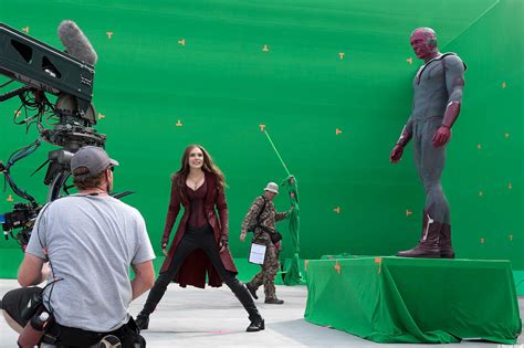 Why only green screen is used in VFX?