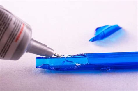 Why won't super glue work on plastic?