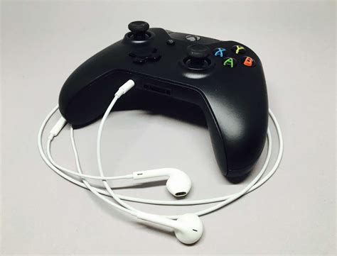 Will Apple earphones work with Xbox controller?