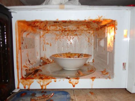Will a dirty microwave contaminate food?