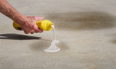 Will baking soda absorb oil on concrete?