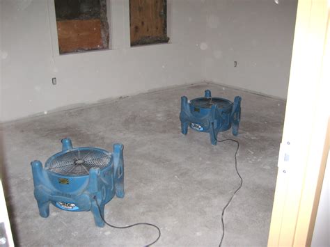 Will cold air dry a wet floor?