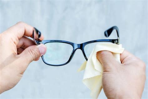 Will vinegar clean reading glasses?