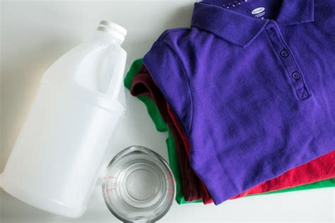 Will vinegar damage colored clothes?