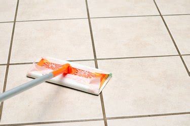 Will white vinegar damage ceramic tile?